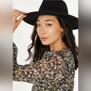 Black felt Fidora w/grosgrain black ribbon